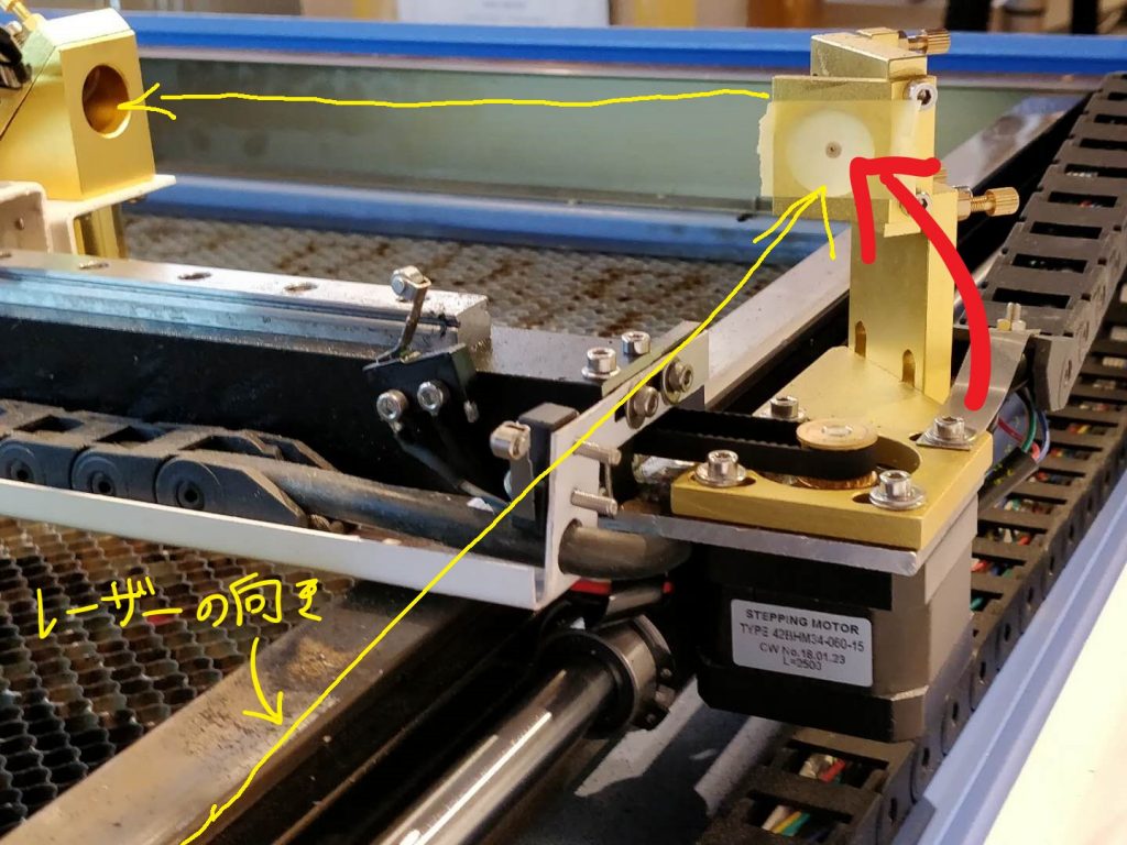 黄色い線に沿ってレーザーは反射する。マスキングテープを貼ってレーザーの位置を確認していました（赤い矢印がレーザーが通った跡